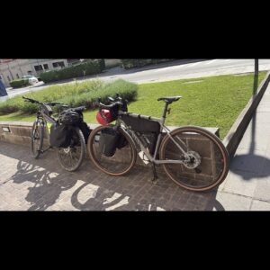 Due biciclette da viaggio con borse bikepacking ROCKBROS, pronte per la pedalata a Vicenza