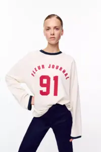 Modella che indossa una maglia a maniche lunghe della collezione Pull&Bear 2026 con stampa Fleur Journal.