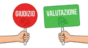 Immagine concettuale divisa a metà: a sinistra un cartello rosso con la scritta "GIUDIZIO", un'icona di una bilancia e una faccia triste; a destra un cartello verde con la scritta "VALUTAZIONE", un'icona di una lista di controllo e una faccia felice. Immagine generata da AI.